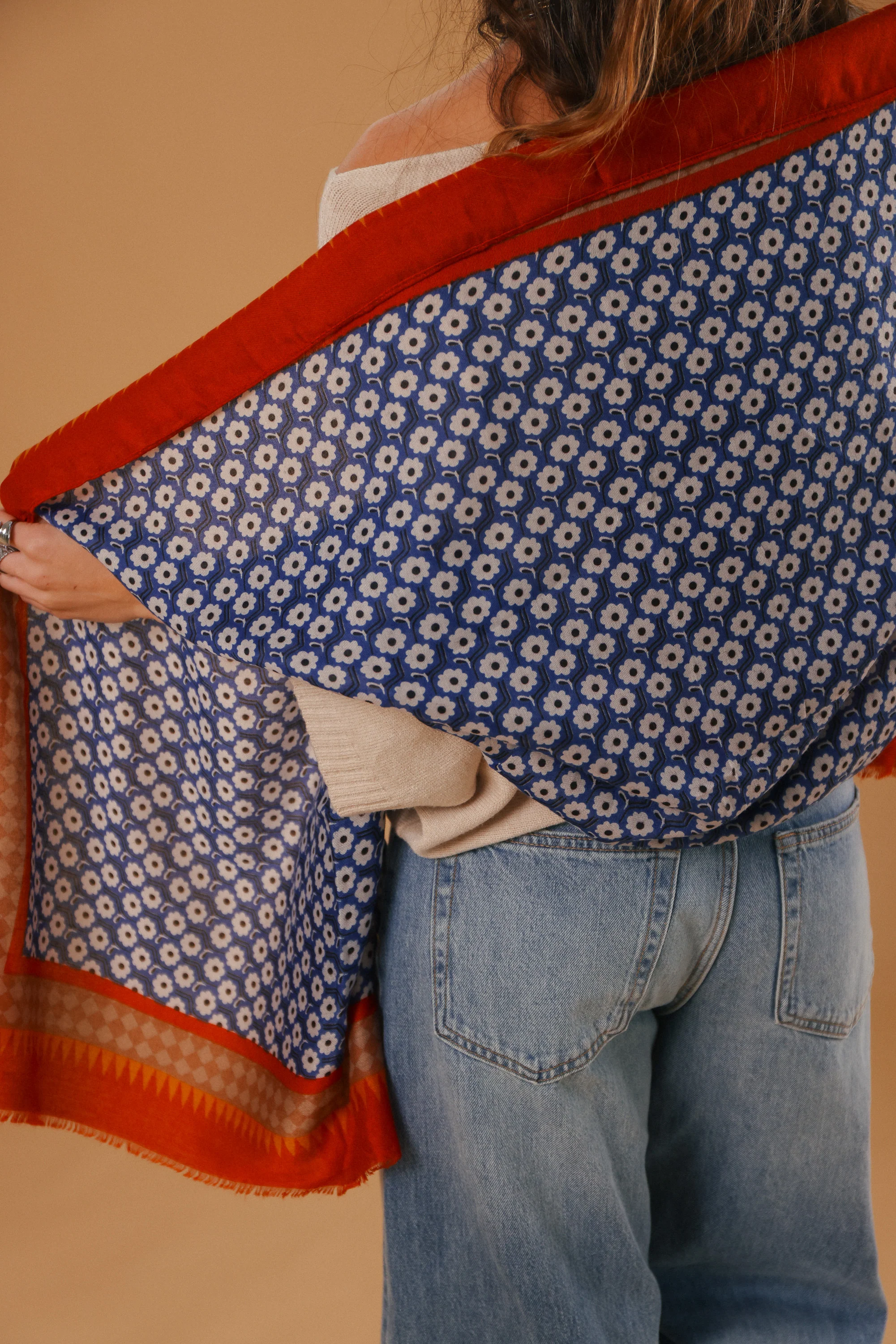 Shawl Daisies Blue - Image 5