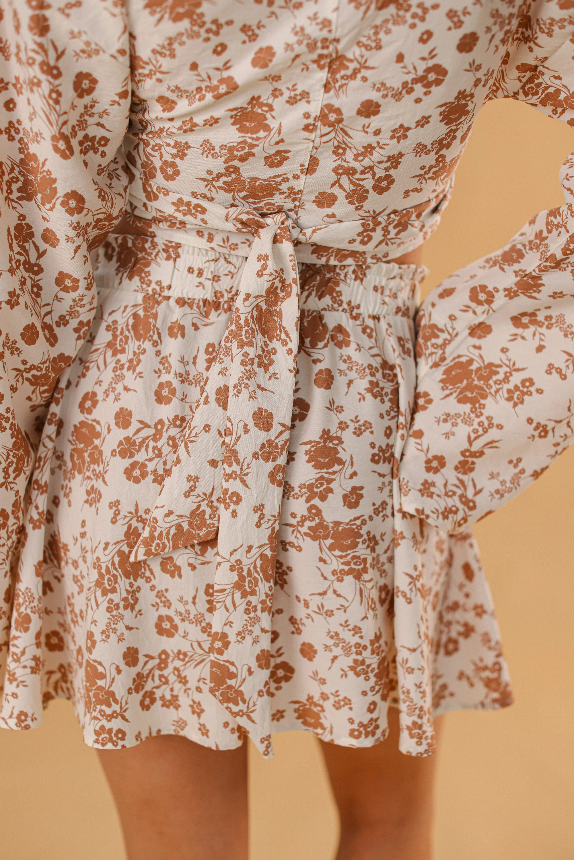 Shorts Villiers Latte Flowers - Image 10