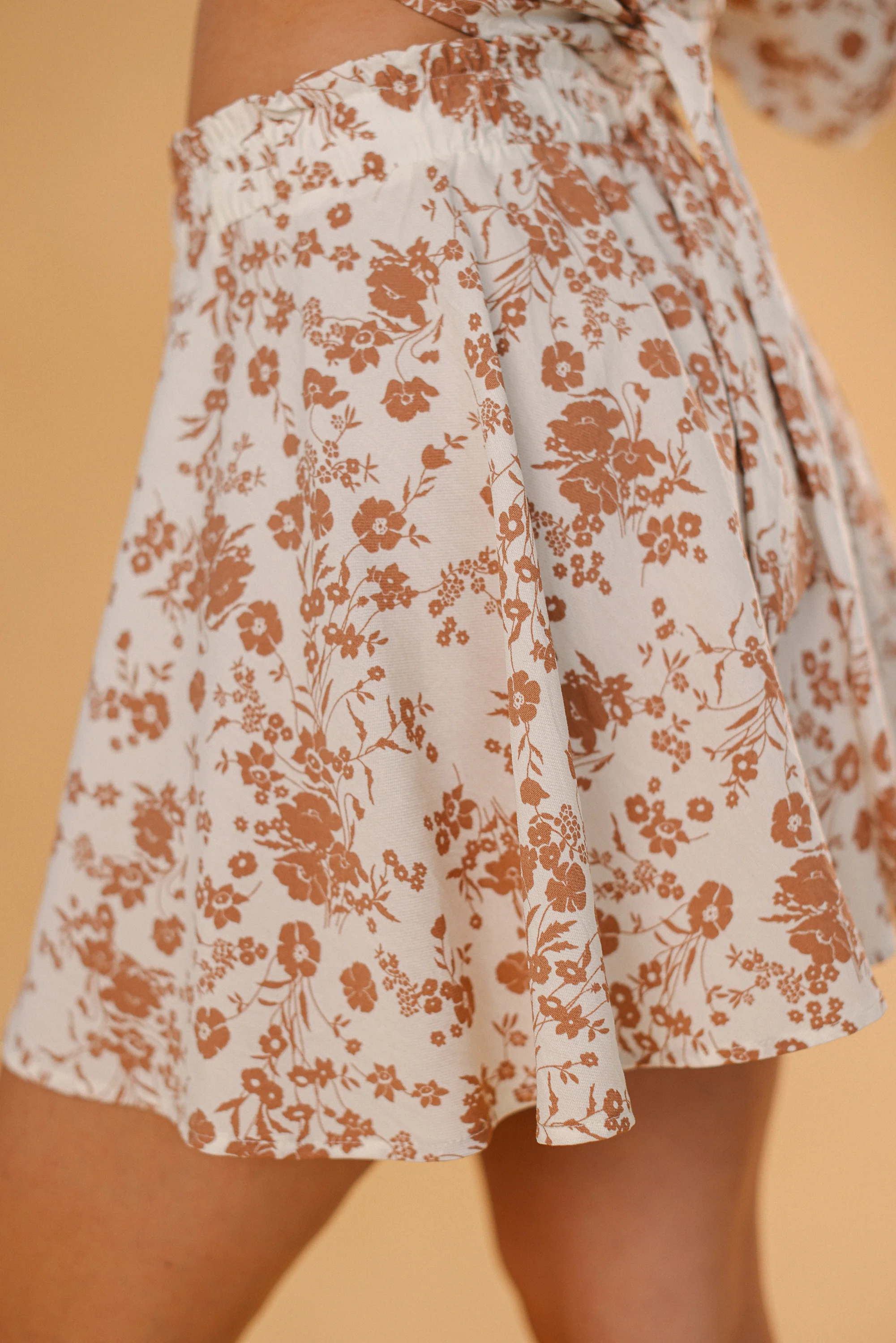 Shorts Villiers Latte Flowers - Image 8