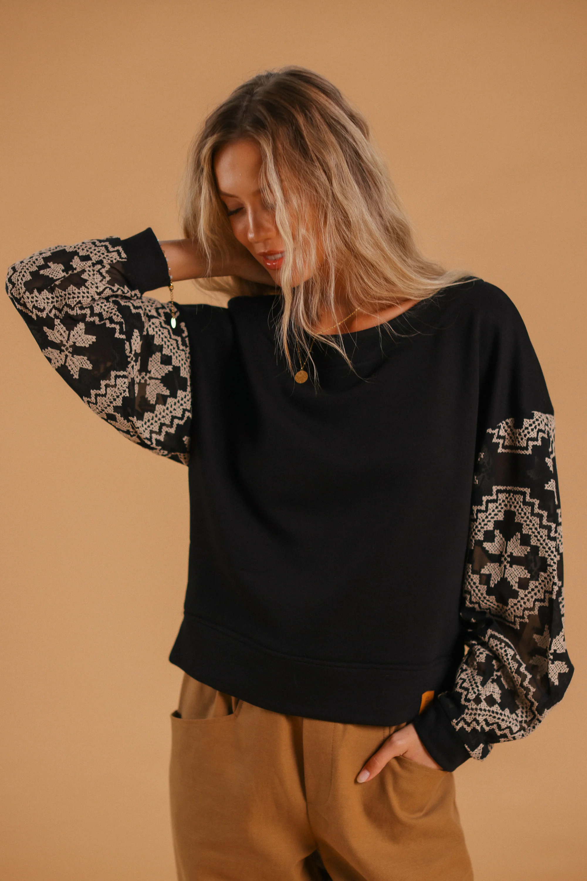 Sweater Caelia Black Geometric Lace - Image 10
