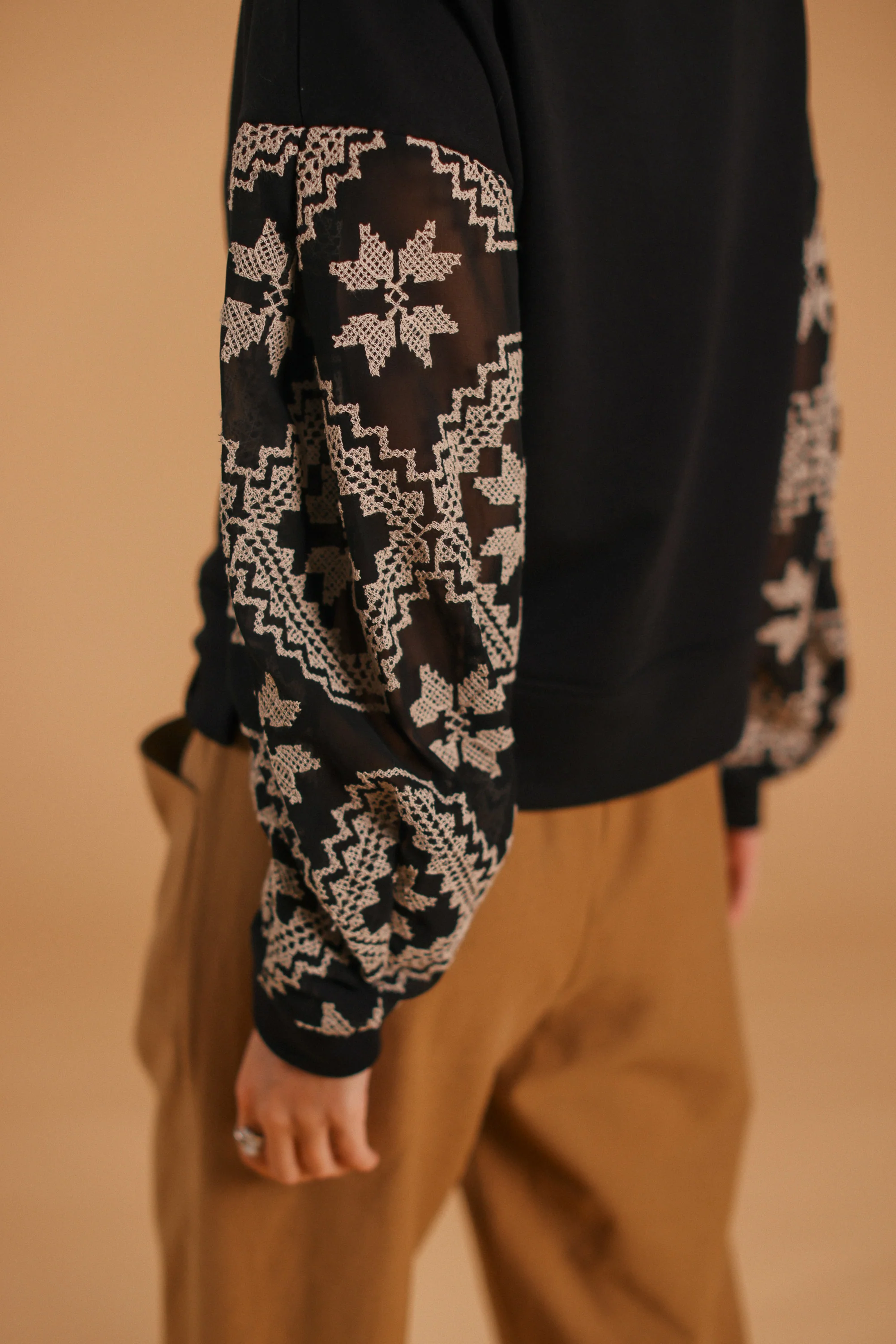 Sweater Caelia Black Geometric Lace - Image 5